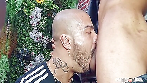 Married guy with a hot body